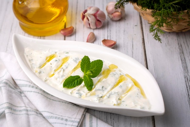 Haydari è un tipo di yogurt a base di alcune erbe e spezie combinate con la cucina turca all'aglio