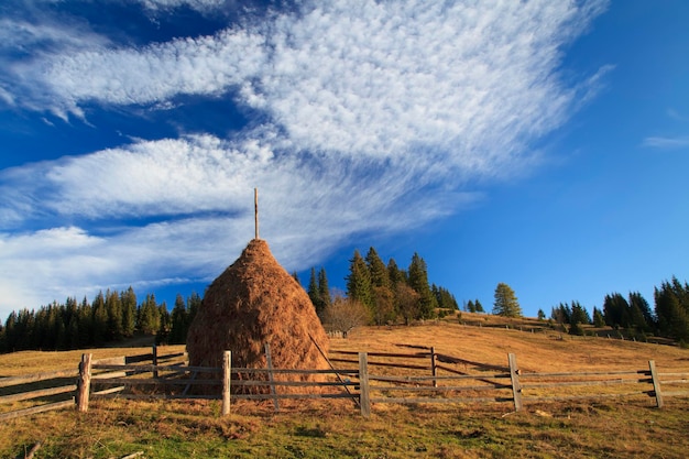 Haystack su uno sfondo di cielo blu