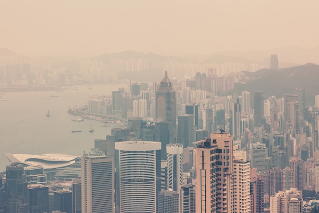 Haze Hong Kong vista del centro da Victoria Peak. Scatto filtrato