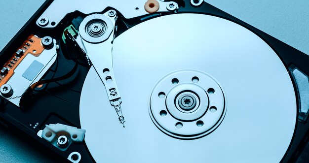 Hdd con effetto specchio. Apri il disco rigido dal disco rigido di un computer o laptop, moderne tecnologie per la registrazione della memoria