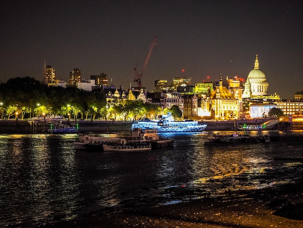 HDR Il fiume Tamigi a Londra di notte