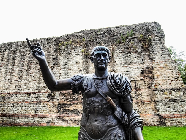 HDR Statua dell'imperatore Traiano