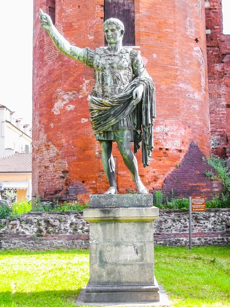 HDR Statua romana a Torino Italia