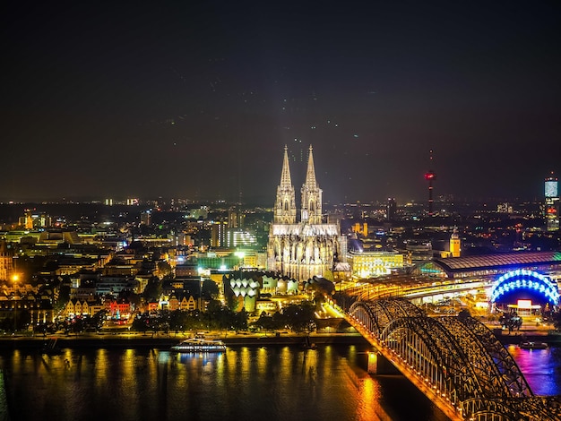 HDR Veduta aerea notturna della Cattedrale di San Pietro e Hohenzollern Bri