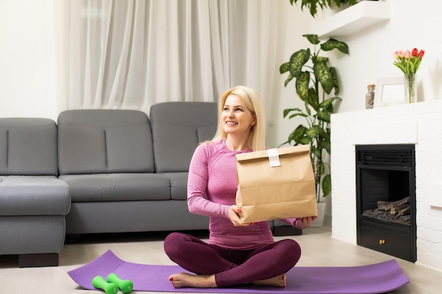 Healthy food.woman accanto ai pacchetti di consegna con cibo sano.