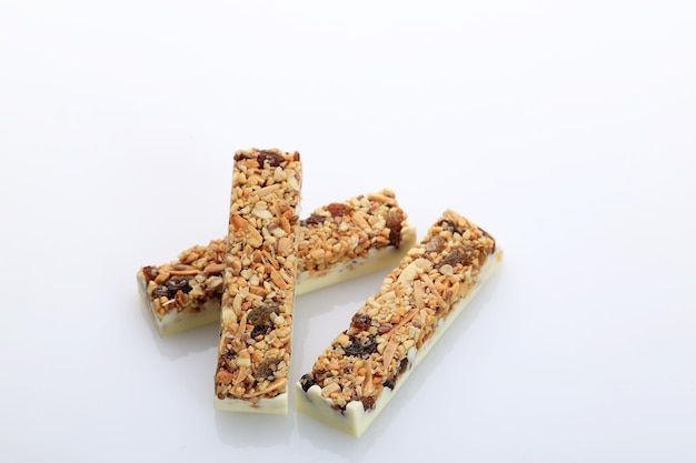 Healthy Snack a Bar a base di cereali e noci con miele e cioccolato bianco