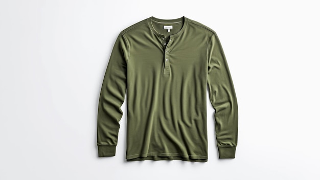 Henley verde oliva a maniche lunghe isolato su sfondo bianco