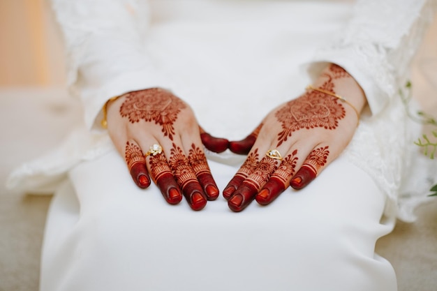 Henna Tattoo sulla mano della sposa.