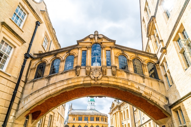 Hertford Bridge noto come il Ponte dei Sospiri, è una skyway che unisce due parti dell'Hertford College, Oxford, Regno Unito