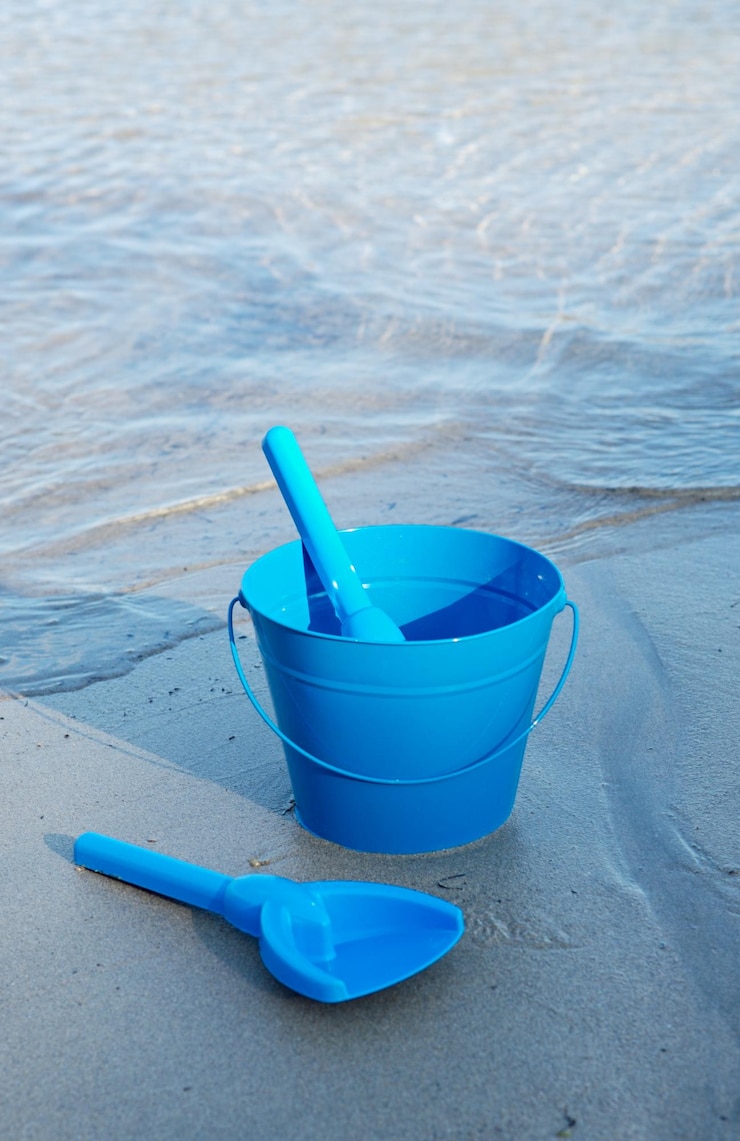 Photo high angle view of bucket on beach