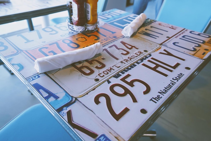 Photo high angle view of text on glass table