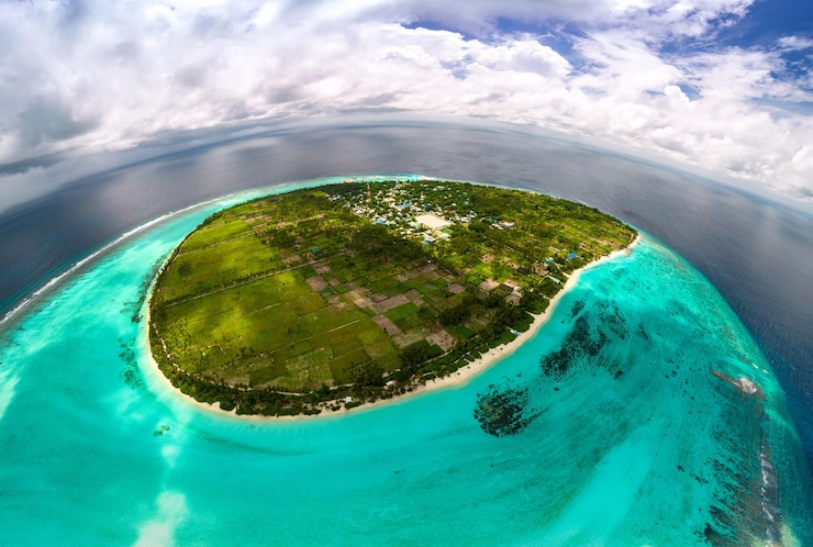 Photo high angle view of thoddoo island and sea against sky