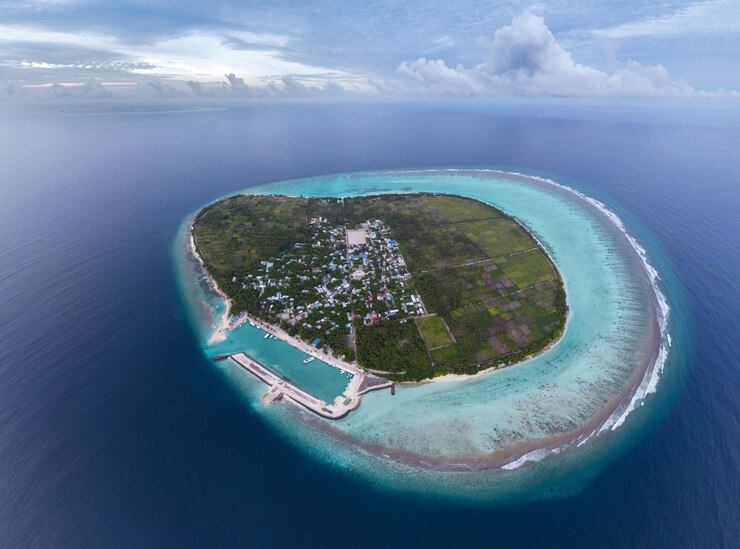 Photo high angle view of thoddoo island and sea against sky