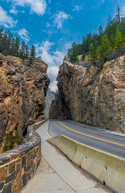 Highway 93 attraverso il Sinclair Canyon e la faglia di Redwall a Radium BC