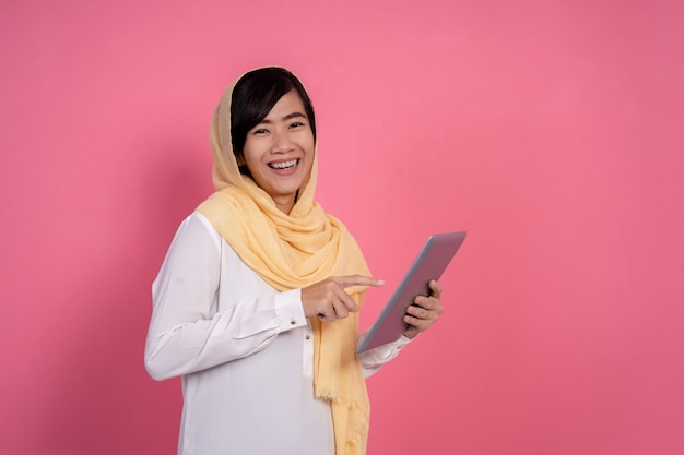 Hijab donna che utilizza tablet pc