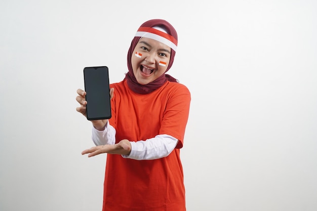 Hijab Festa dell'indipendenza indonesiana della donna con il telefono di puntamento