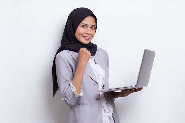 Hijab musulmano asiatico donna che utilizza il suo computer portatile isolato su sfondo bianco