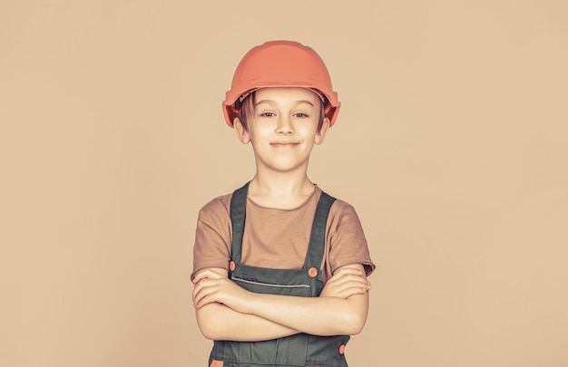 Hild edificio casco elmetto Little boy che indossa il casco Little builder nel casco Bambino vestito come un costruttore operaio