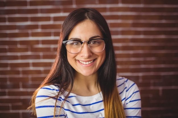 Hipster carino sorridendo alla telecamera