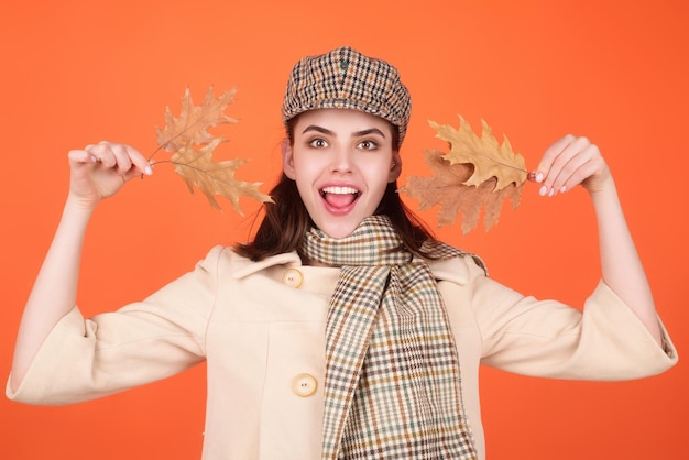 Hipster giovane donna in moda autunno outfit autunno cappello elegante e sciarpa bellezza ragazza tenere il congedo d'autunno