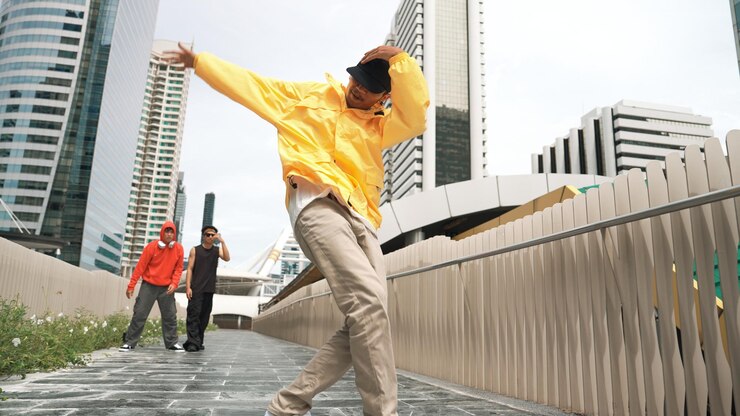Photo hipster perform break dance while friend moving to music together sprightly