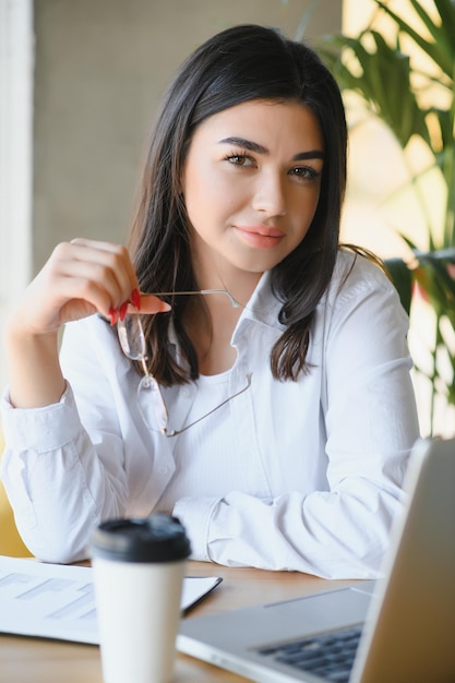 Hipster Ragazza usa Laptop enorme Loft StudioStudente Processo di ricerca LavoroGiovane donna d'affari che lavora Avvio creativo Ufficio modernoAnalizza le azioni di mercatonuova strategia