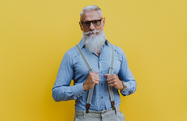 Hipster senior con eleganti ritratti di barba