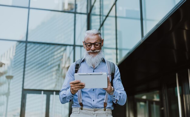 Hipster senior con eleganti ritratti di barba