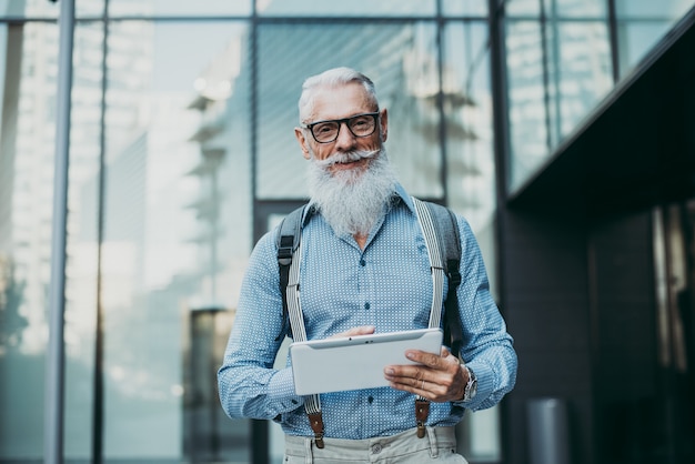 Hipster senior con eleganti ritratti di barba