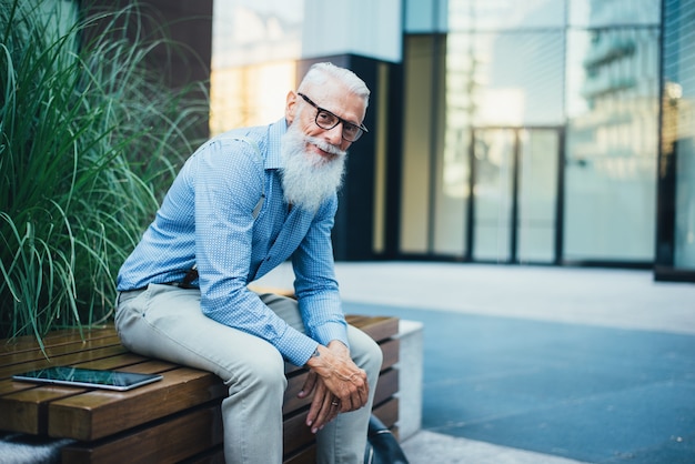 Hipster senior con eleganti ritratti di barba