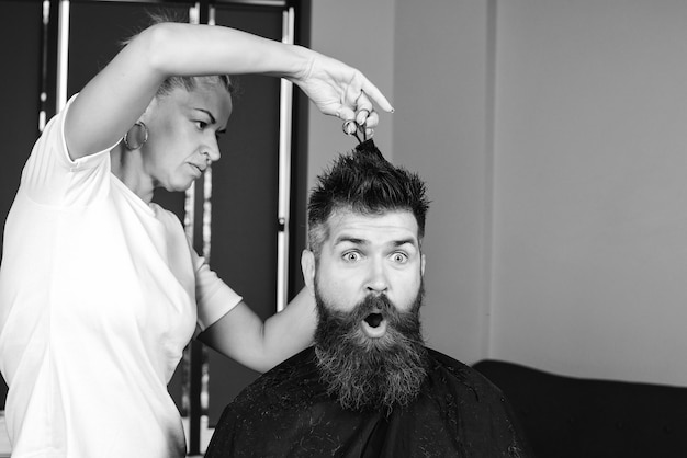 Hipster sorpreso nel salone di parrucchiere Ritratto di uomo elegante e barba in bianco e nero