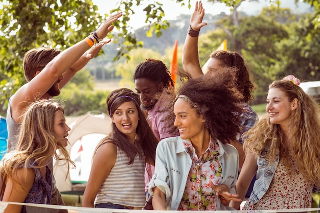 Hipsters felice che balla alla musica