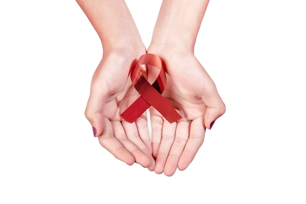 Hiv Aids nastro rosso sulle mani di donna