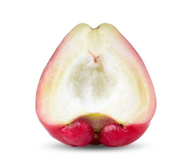 Hlaf rose apple isolati su sfondo bianco