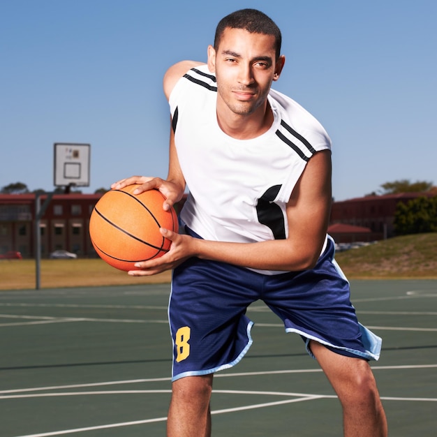 Ho abilità Un giovane giocatore di basket si prepara a palleggiare