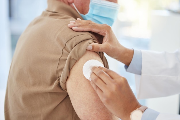 Ho bisogno di questo posto bello e pulito Foto ritagliata di un medico irriconoscibile che prepara la sua paziente per un vaccino Covid nella sua clinica