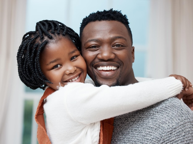 Ho il miglior papà del mondo Inquadratura di un giovane padre che abbraccia sua figlia mentre si lega a casa