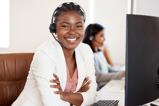 Ho tutte le orecchie su come posso aiutarti Ritratto di un giovane agente di call center che lavora in un ufficio con il suo collega in background