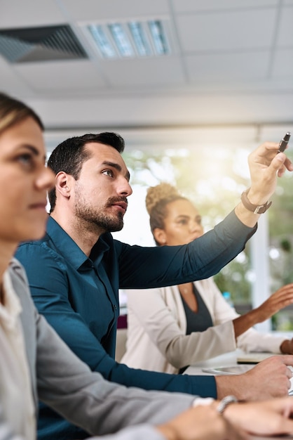 Ho una domanda veloce Foto di un gruppo di uomini d'affari che ascolta una presentazione in un ufficio