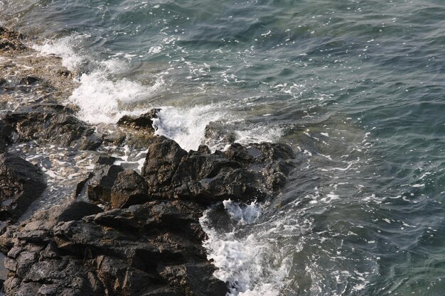 Ho visto le onde del mare infrangersi contro gli scogli.