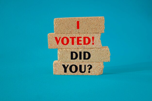 Ho votato hai fatto il simbolo concetto parole rosse ho votato ha fatto su blocchi di mattoni bellissimo sfondo blu