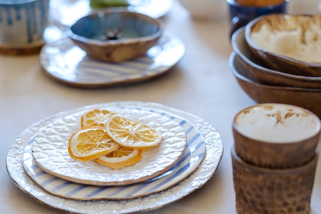 Hobby artigianale di ceramica. assortimento di piatti e tazze in terracotta fatti a mano