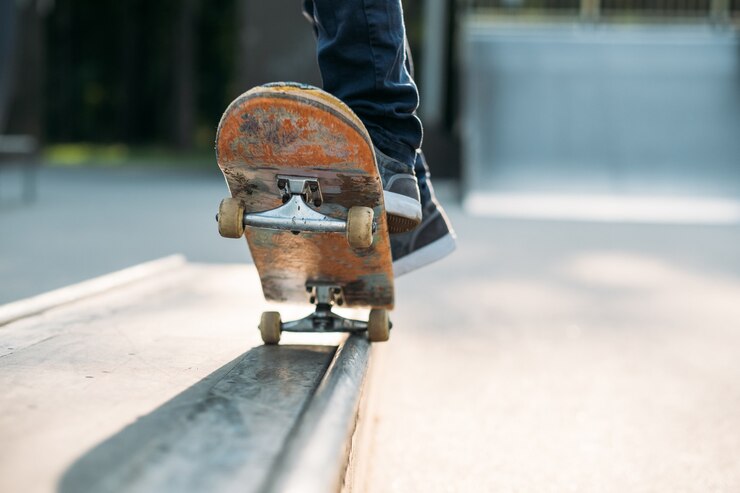 Foto hobby dell'uomo urbano. tempo libero e pratica per lo skateboard.