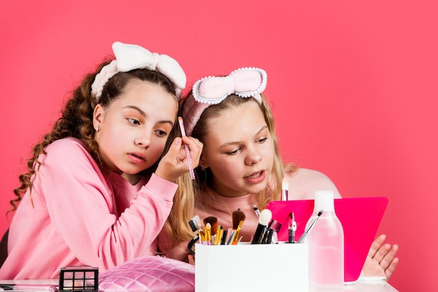 Hobby e divertimento Cosmetici per bambini Festa in spa Felicità della sorellanza Cura della pelle Trucco per bambini Bellezza e moda Ragazze felici che si truccano Salone di bellezza Gioca con i cosmetici Negozio di cosmetici