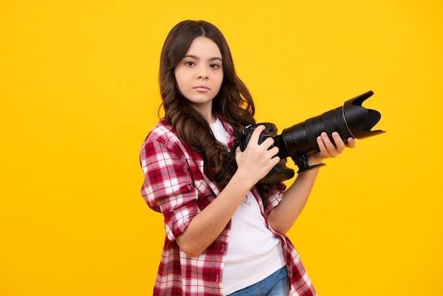 Hobby o carriera per il fotografo principiante Adolescente con una fotocamera moderna che fa video e foto Il bambino usa la fotocamera digitale per fotografare