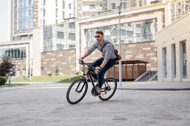 Hobby preferito. Uomo bello bello che sorride mentre gode di andare in bicicletta