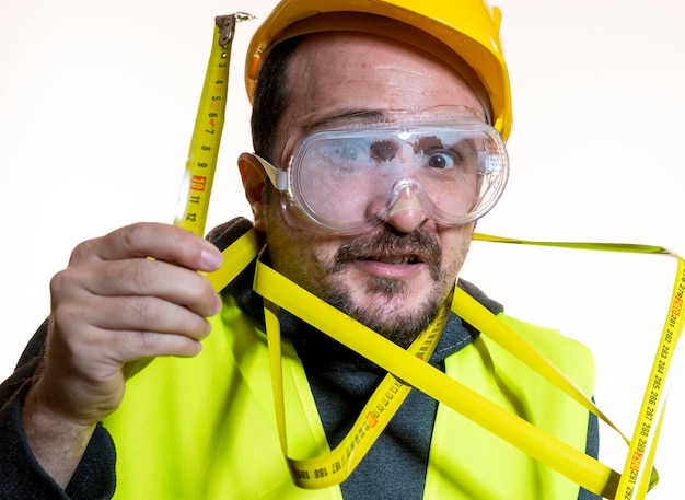 hobby un uomo che vuole fare un lavoro senza conoscenza, lavorare senza esperienza. Fai da te, uomo vestito con un casco da costruttore giallo con occhiali protettivi pronto per iniziare i lavori di costruzione