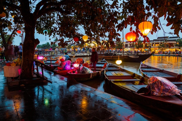 Hoi An Vietnam Street view con barche tradizionali su uno sfondo di città antica