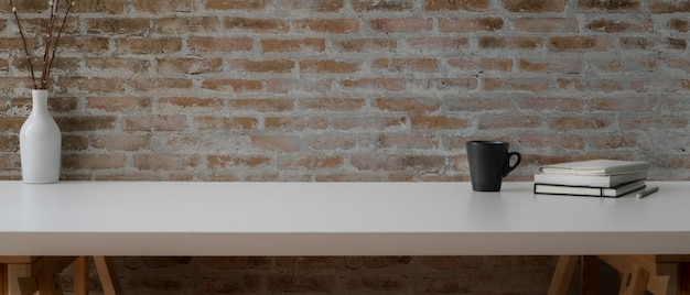 Home office desk con una tazza nera