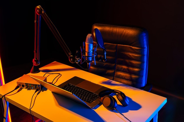 Home studio podcast microfono interno tavolo e sedia